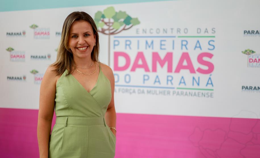 Luciana Saito Massa apresenta programas estaduais às primeiras-damas municipais