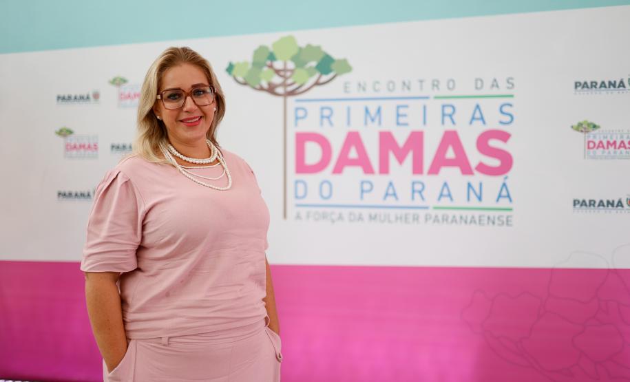 Luciana Saito Massa apresenta programas estaduais às primeiras-damas municipais