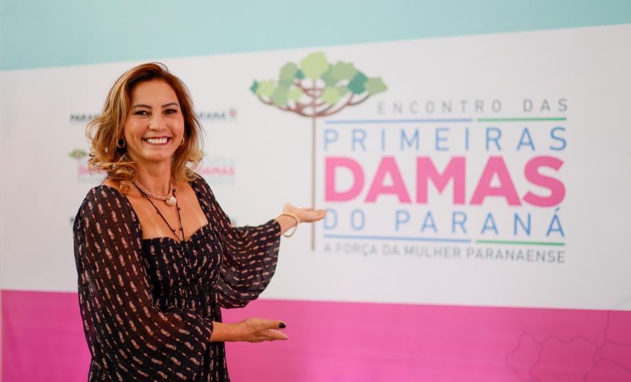 Luciana Saito Massa apresenta programas estaduais às primeiras-damas municipais