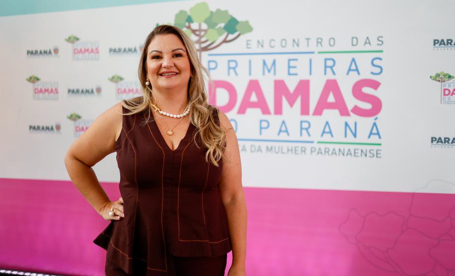 Luciana Saito Massa apresenta programas estaduais às primeiras-damas municipais