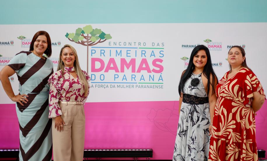 Luciana Saito Massa apresenta programas estaduais às primeiras-damas municipais