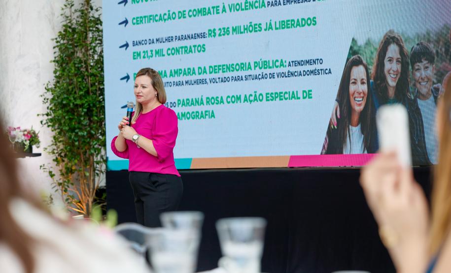 Luciana Saito Massa apresenta programas estaduais às primeiras-damas municipais