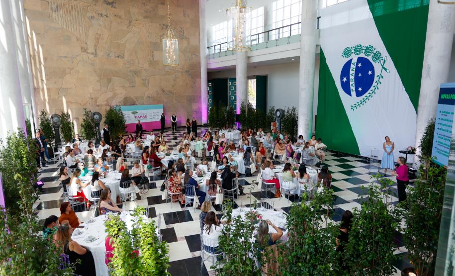 Luciana Saito Massa apresenta programas estaduais às primeiras-damas municipais