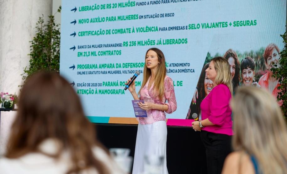 Luciana Saito Massa apresenta programas estaduais às primeiras-damas municipais