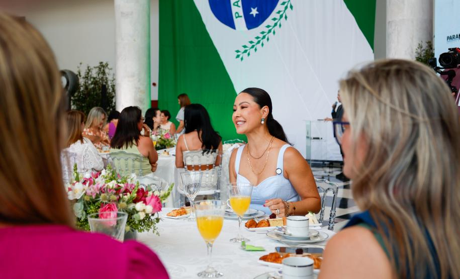 Luciana Saito Massa apresenta programas estaduais às primeiras-damas municipais