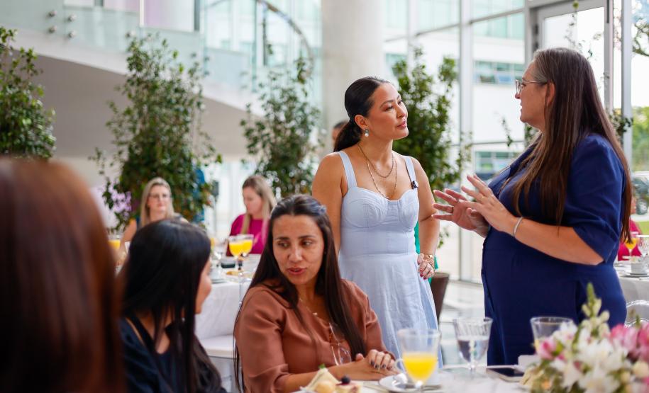 Luciana Saito Massa apresenta programas estaduais às primeiras-damas municipais