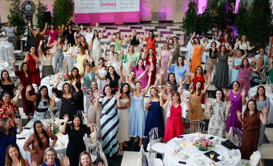 Luciana Saito Massa apresenta programas estaduais às primeiras-damas municipais