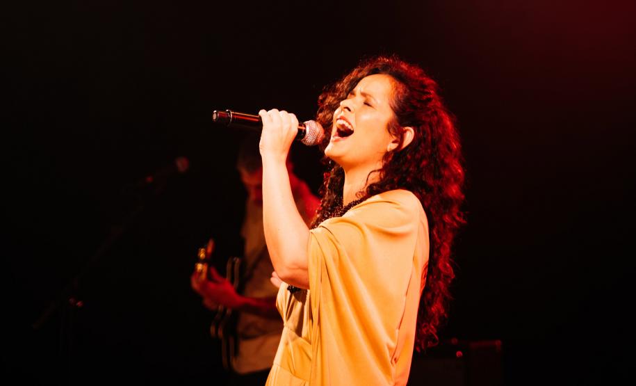 Teatro José Maria Santos recebe o espetáculo “Toda Pele”, da cantora Thayana Barbosa