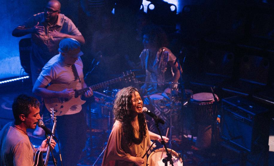 Teatro José Maria Santos recebe o espetáculo “Toda Pele”, da cantora Thayana Barbosa