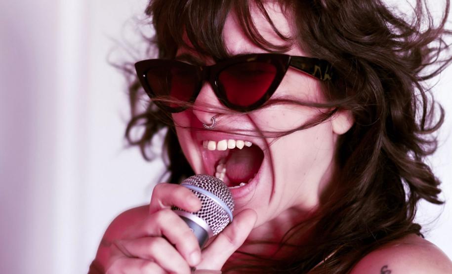 Uyara Torrente lança show cênico com músicas inéditas no Teatro Guaíra