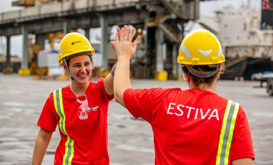 Mulheres quebram barreiras: Porto de Paranaguá tem as duas primeiras estivadoras