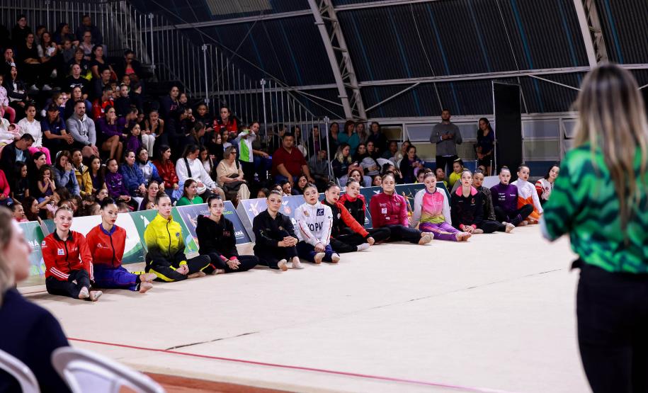 Estrela da ginástica rítmica, Babi leva 6 mil pessoas ao Campeonato Paranaense