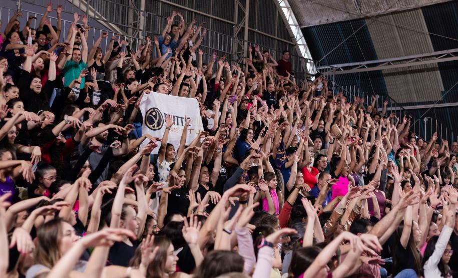 Estrela da ginástica rítmica, Babi leva 6 mil pessoas ao Campeonato Paranaense