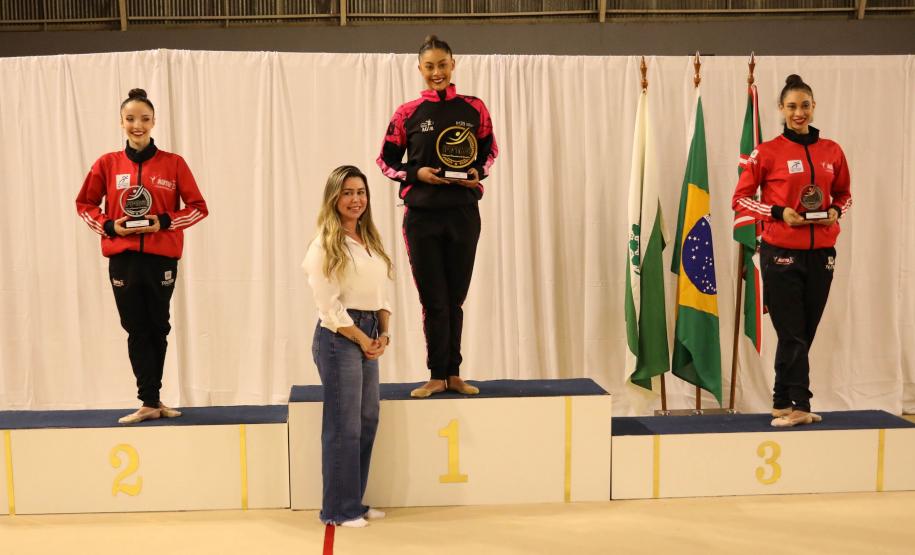 Estrela da ginástica rítmica, Babi leva 6 mil pessoas ao Campeonato Paranaense