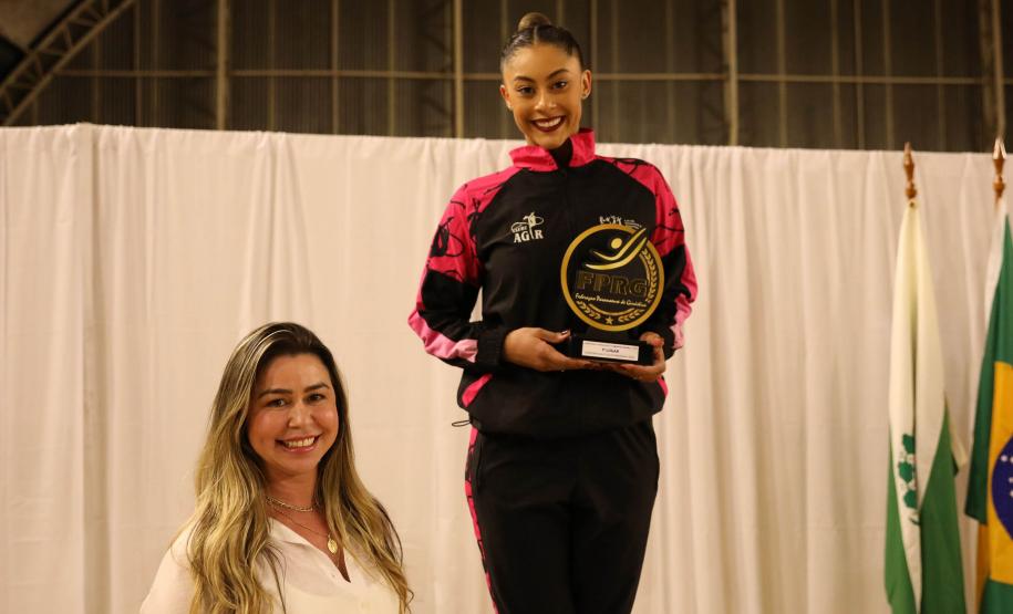 Estrela da ginástica rítmica, Babi leva 6 mil pessoas ao Campeonato Paranaense