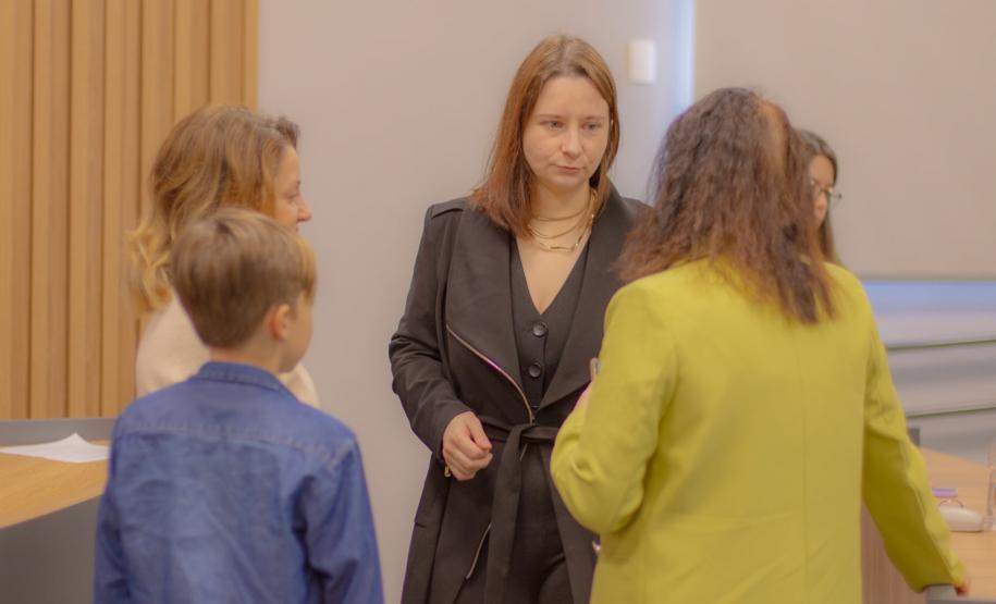 UEPG recebe terceira cientista ucraniana para desenvolvimento de pesquisas na poesia