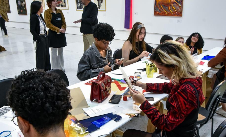 Pesquisadora portuguesa fala sobre representatividade de mulheres artistas no MAC-PR