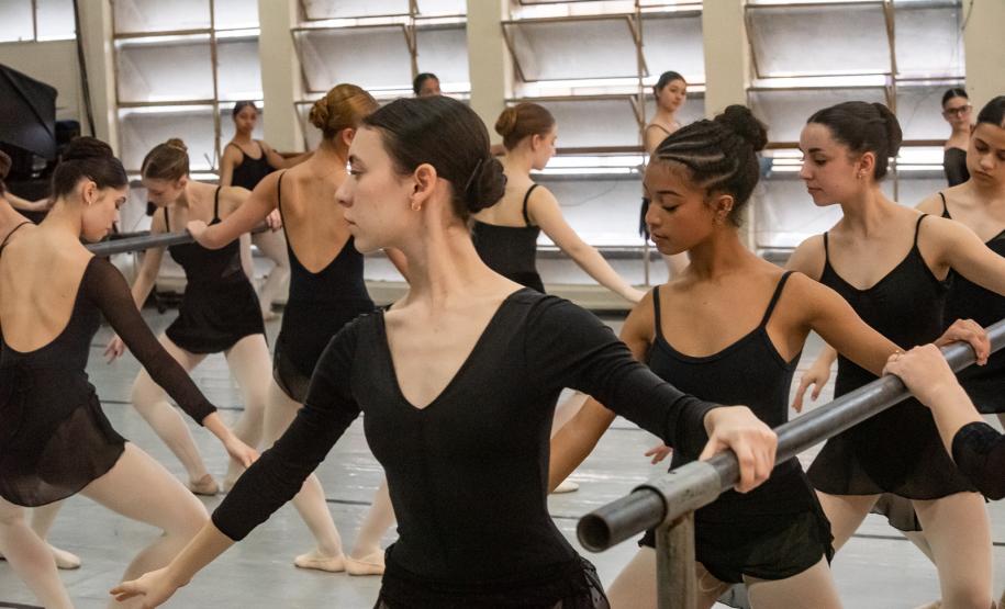 Ex-aluna do Guaíra, primeira bailarina do Philadelphia Ballet dá aula especial