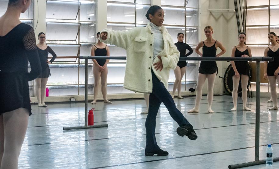 Ex-aluna do Guaíra, primeira bailarina do Philadelphia Ballet dá aula especial