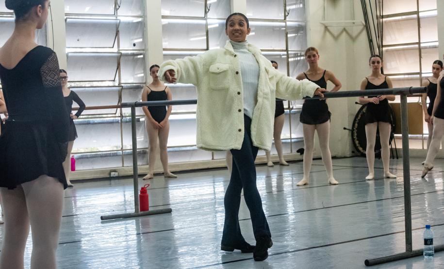 Ex-aluna do Guaíra, primeira bailarina do Philadelphia Ballet dá aula especial