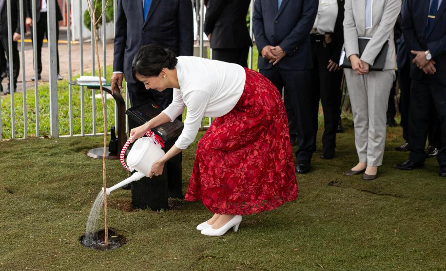 Princesa Kako de Akishino exalta memória dos imigrantes japoneses em visita a Maringá