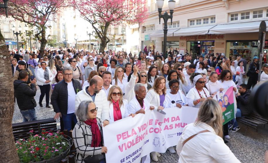 Caminhada contra o feminicídio reúne 2 mil pessoas em Curitiba: ato acontece em 181 cidades
