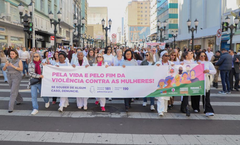 Caminhada contra o feminicídio reúne 2 mil pessoas em Curitiba: ato acontece em 181 cidades