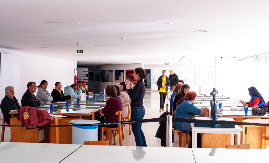 No MON, Arte para Maiores promove roda de conversa com a artista Teca Sandrini