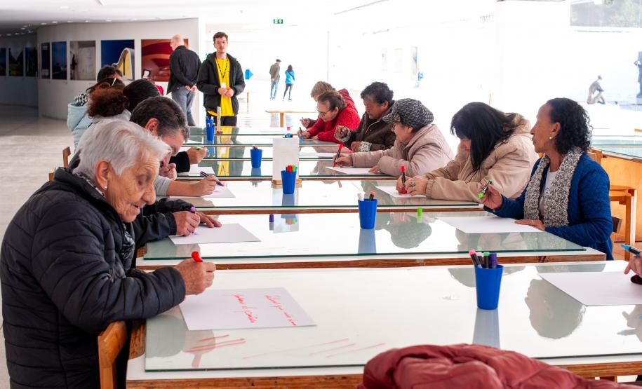 No MON, Arte para Maiores promove roda de conversa com a artista Teca Sandrini