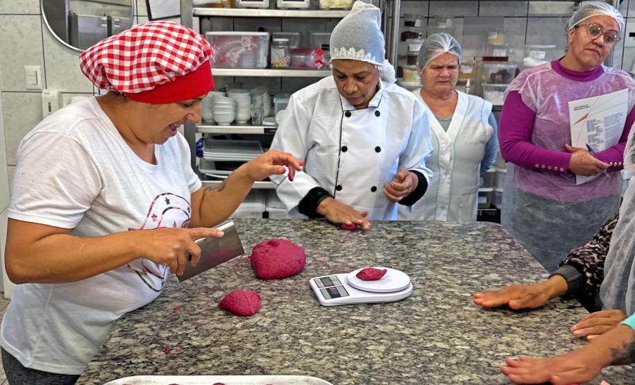 Alimentação saudável: Governo capacita 2 mil merendeiras da rede estadual de ensino
