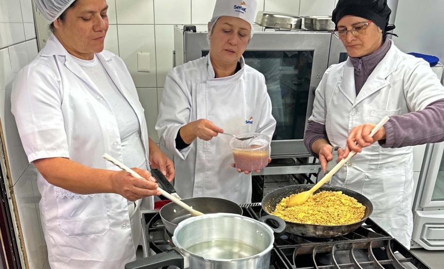 Alimentação saudável: Governo capacita 2 mil merendeiras da rede estadual de ensino