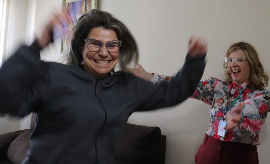 De desconfiança à alegria: zeladora recebe prêmio de R$ 100 mil do Nota Paraná em casa