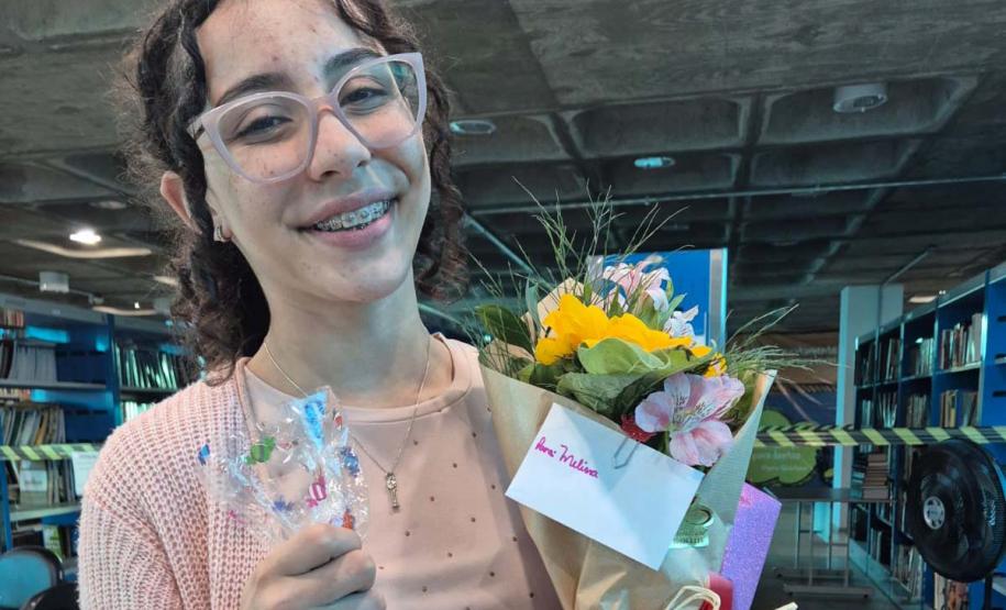 Livro de aluna da rede aborda bullying e chega de graça a leitores em Ponta Grossa