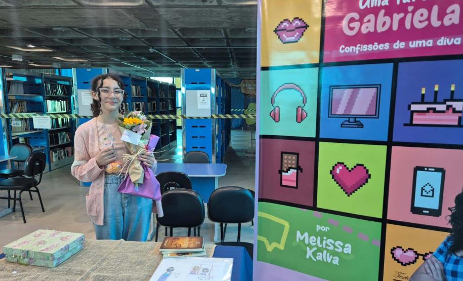 Livro de aluna da rede aborda bullying e chega de graça a leitores em Ponta Grossa