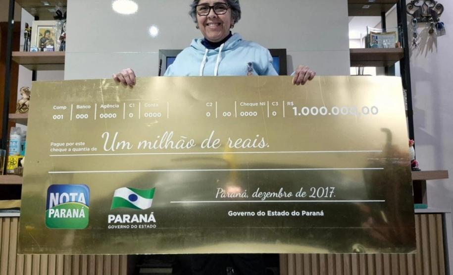 Primeira milionária do Nota Paraná realiza sonhos e segue pedindo CPF na nota