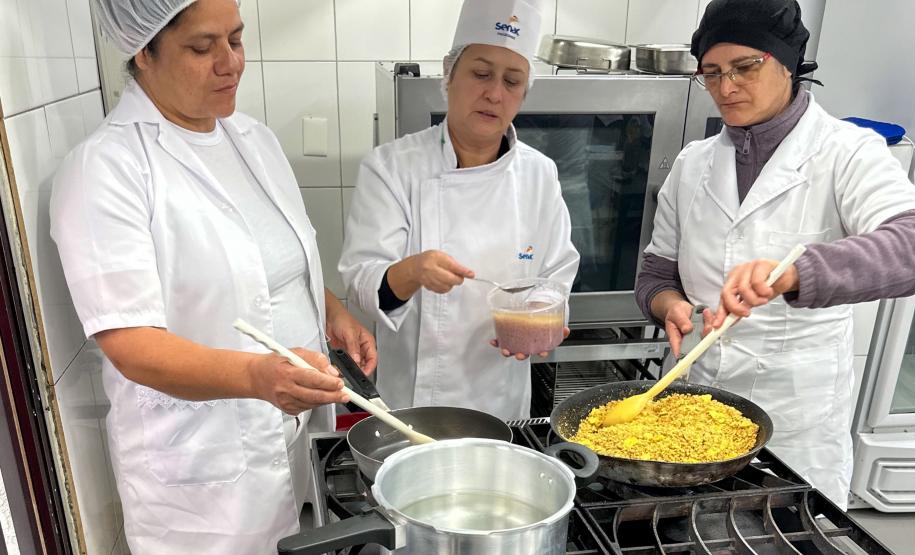 Livro leva receitas e técnicas de curso do Senac para a alimentação escolar
