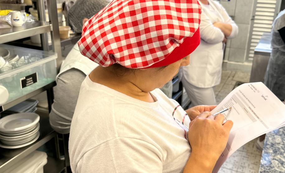 Livro leva receitas e técnicas de curso do Senac para a alimentação escolar