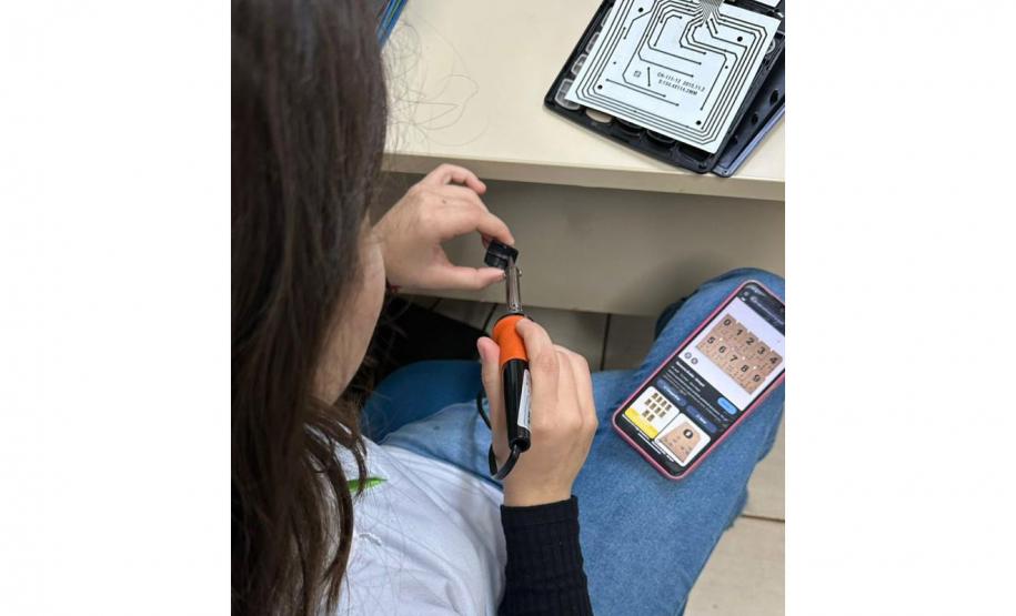 Alunas da rede estadual vão apresentar na Índia calculadora para deficientes visuais