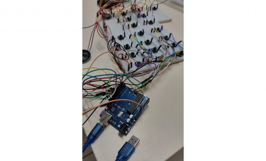 Alunas da rede estadual vão apresentar na Índia calculadora para deficientes visuais