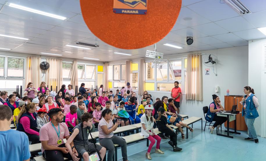 Alunos da educação especial da rede estadual participam de evento sobre o Outubro Rosa