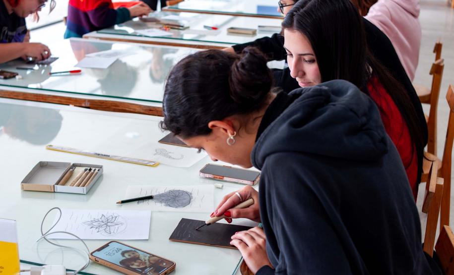 MON realiza oficina de desenho inspirada na mostra da artista Teca Sandrini