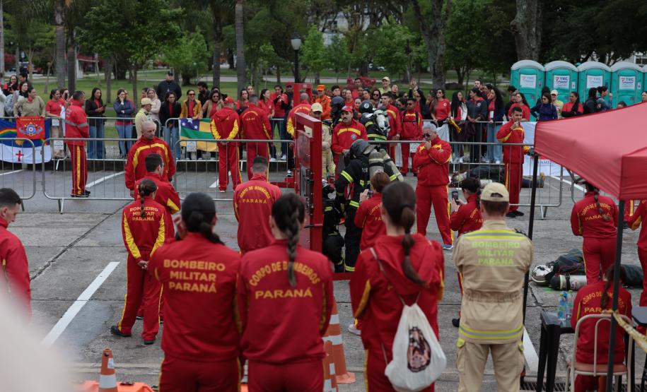 Técnica, coragem e confraternização: competição reúne bombeiras de todo o país