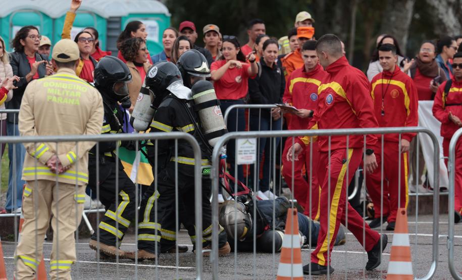 Técnica, coragem e confraternização: competição reúne bombeiras de todo o país