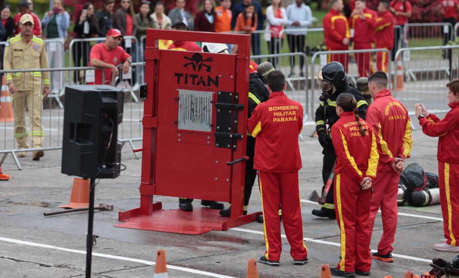Técnica, coragem e confraternização: competição reúne bombeiras de todo o país