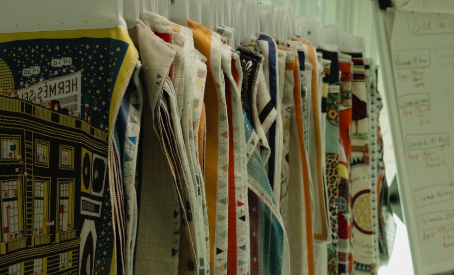 Rota Paraná-França: produtoras de seda se emocionam ao conhecer gigante da moda