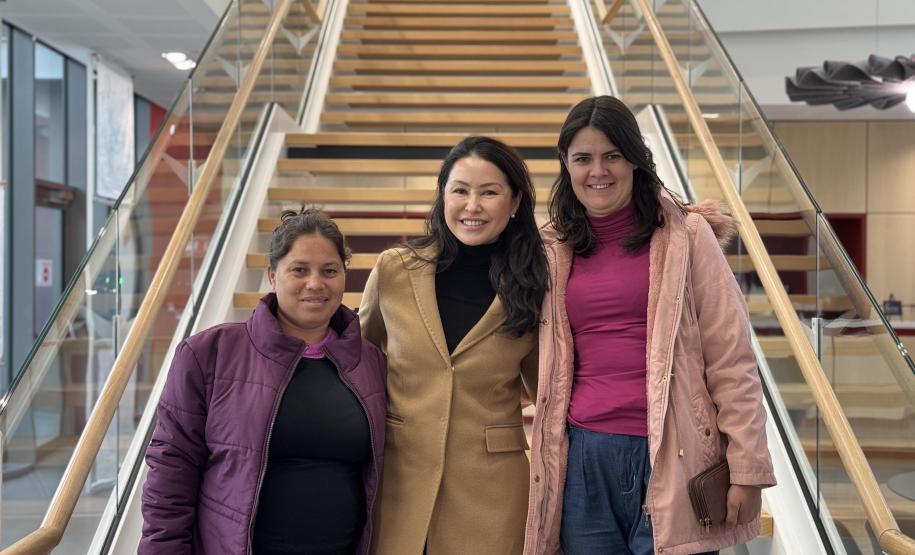 Rota Paraná-França: produtoras de seda se emocionam ao conhecer gigante da moda