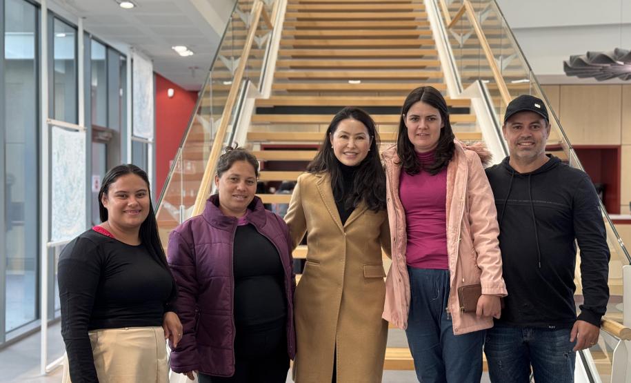 Rota Paraná-França: produtoras de seda se emocionam ao conhecer gigante da moda