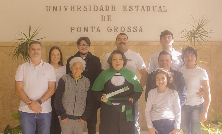 Aluna de 66 anos aprovada no TCC na UEPG viraliza nas redes e vira hit nos Campos Gerais