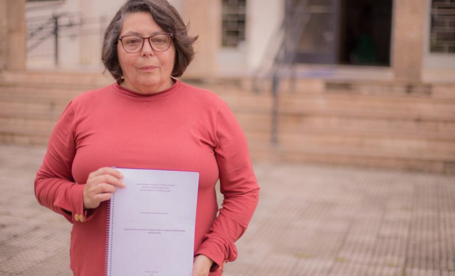 Aluna de 66 anos aprovada no TCC na UEPG viraliza nas redes e vira hit nos Campos Gerais