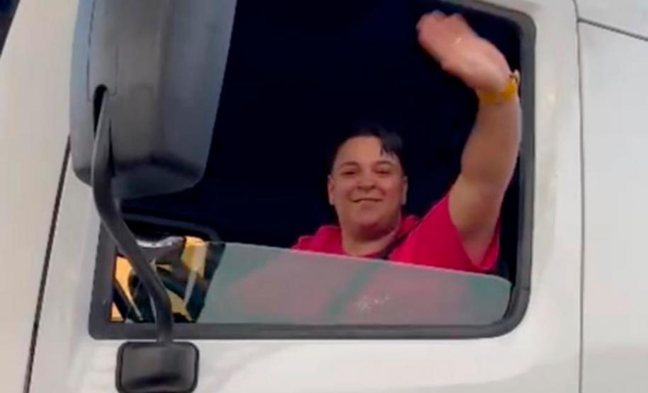 De mulher para mulher: motorista da carreta da saúde celebra alcance das consultas